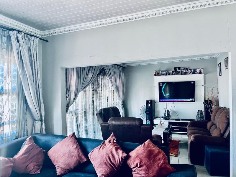 3 Bedroom House for Sale in Esikhawini - Photo 2