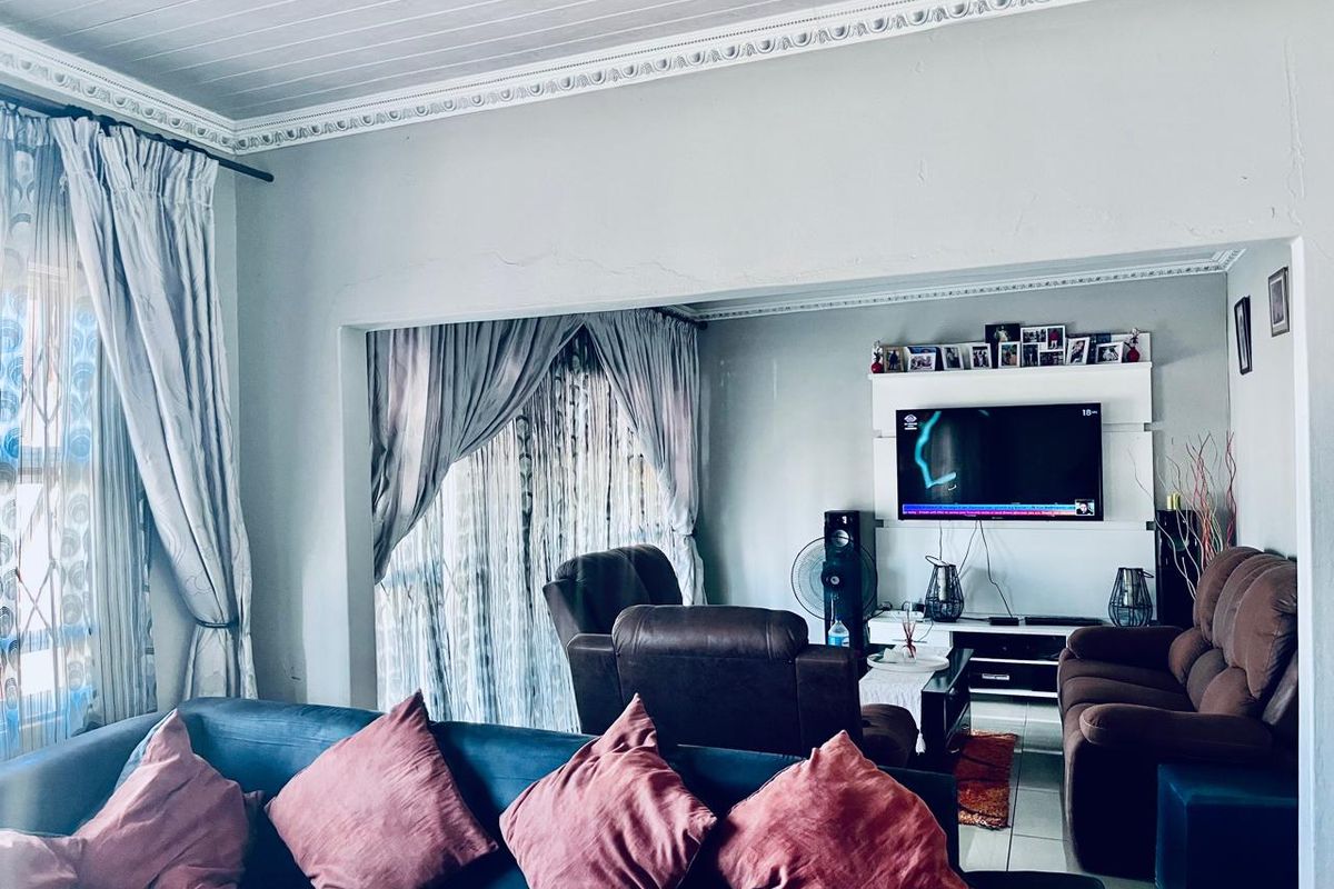 3 Bedroom House for Sale in Esikhawini - Photo 2