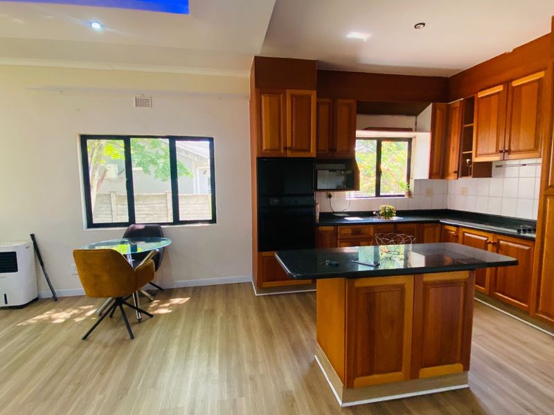 Elegant 5-Bedroom Family Home for Sale in Meerensee - Photo 7