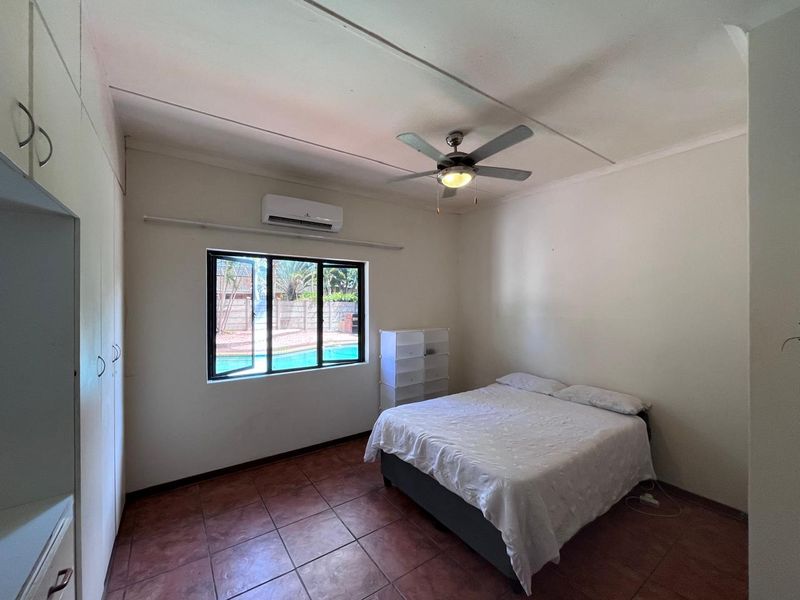 Elegant 5-Bedroom Family Home for Sale in Meerensee - Photo 9