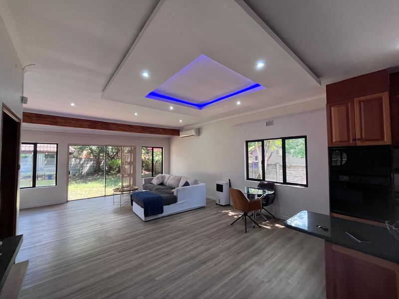 Elegant 5-Bedroom Family Home for Sale in Meerensee - Photo 6