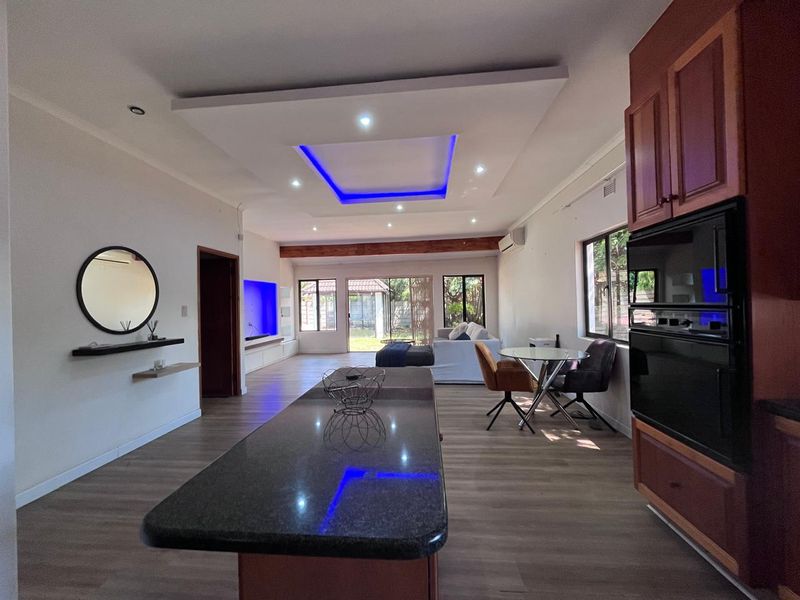 Elegant 5-Bedroom Family Home for Sale in Meerensee - Photo 4