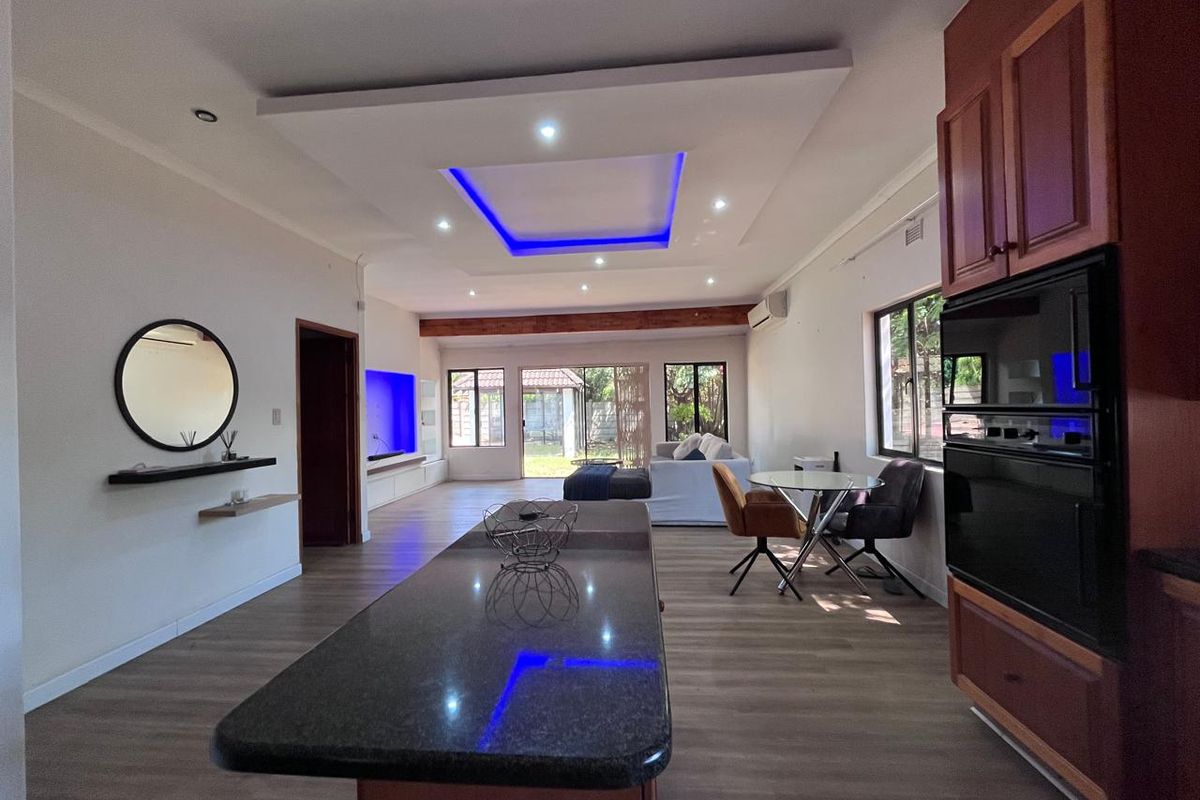 Elegant 5-Bedroom Family Home for Sale in Meerensee - Photo 4