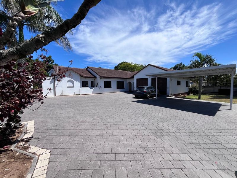 Elegant 5-Bedroom Family Home for Sale in Meerensee - Photo 3