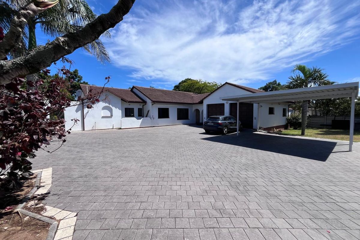 Elegant 5-Bedroom Family Home for Sale in Meerensee - Photo 3