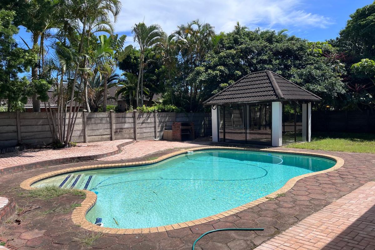 Elegant 5-Bedroom Family Home for Sale in Meerensee - Photo 2