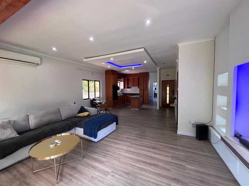 Elegant 5-Bedroom Family Home for Sale in Meerensee - Photo 5