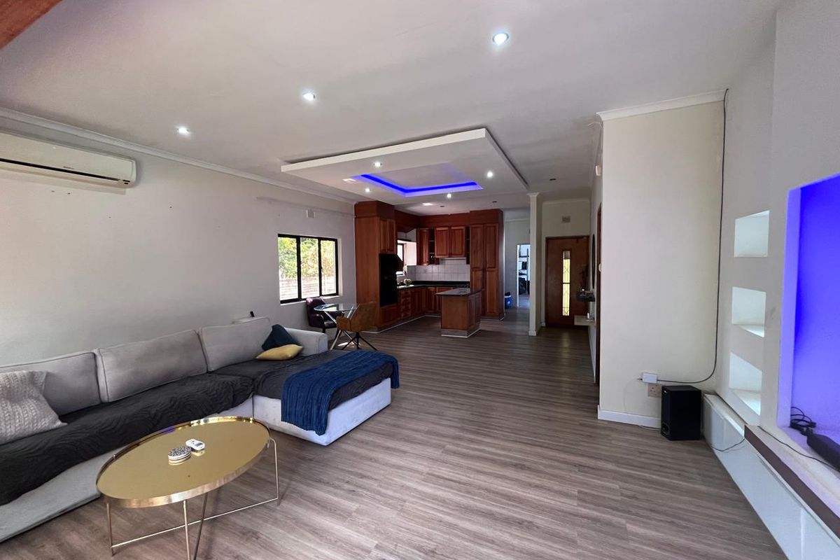 Elegant 5-Bedroom Family Home for Sale in Meerensee - Photo 5