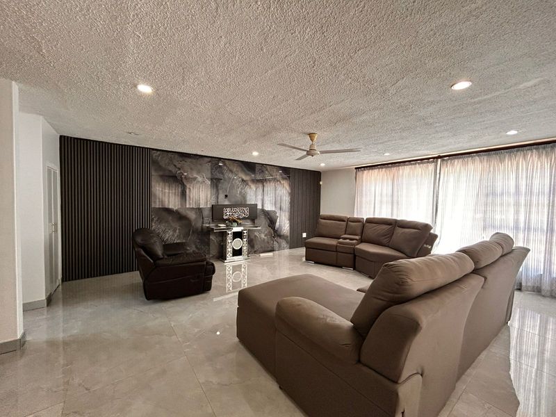 Spacious 5 Bedroom Family Home for Sale in Meer en See - Photo 7