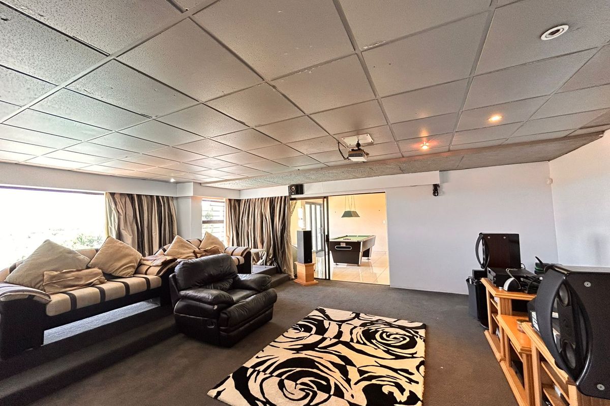 Spacious 5 Bedroom Family Home for Sale in Meer en See - Photo 4