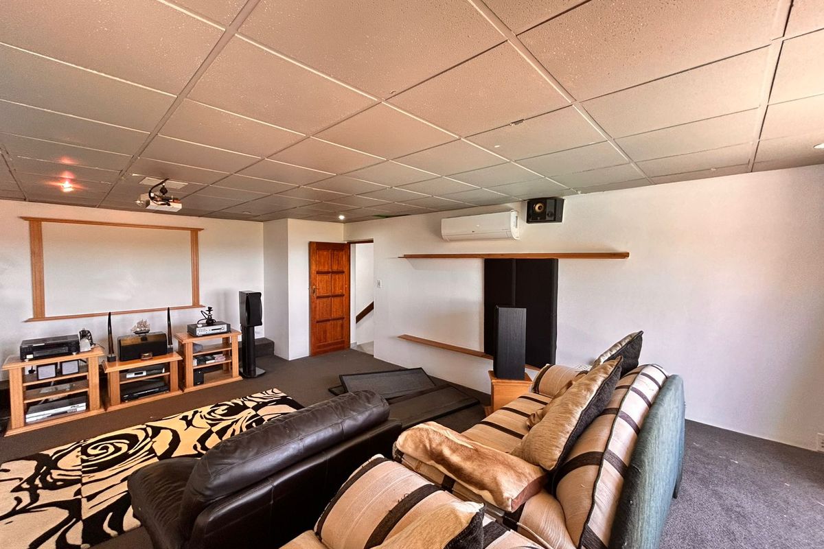 Spacious 5 Bedroom Family Home for Sale in Meer en See - Photo 5