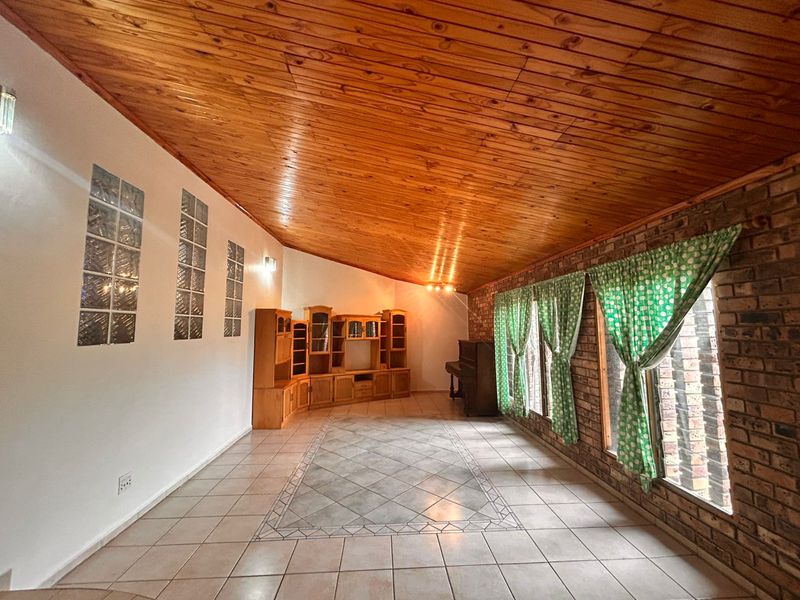 Room to Grow, Space to breathe. The Perfect Setting for Your Next Chapter! - Photo 3