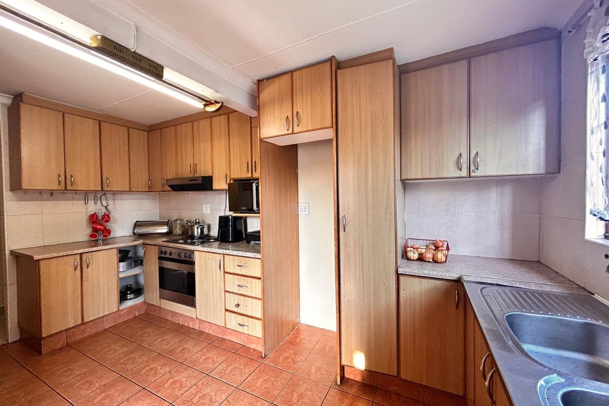 BEDROOM HOUSE FOR SALE IN BRACKENHAM - Photo 3