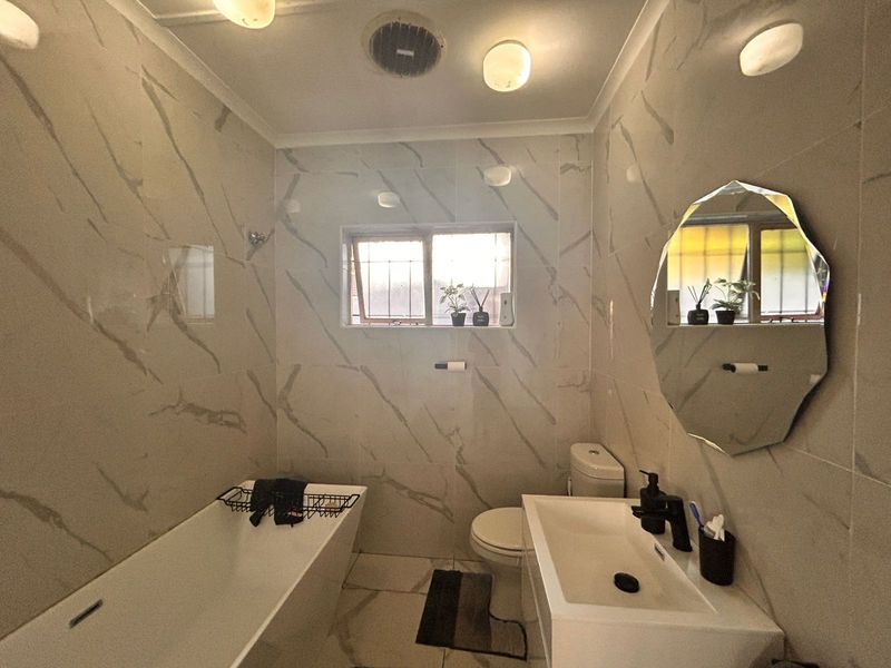 Beautiful 4 Bedroom Family Home with Modern Finishes in Sought After Meer en See - Photo 6