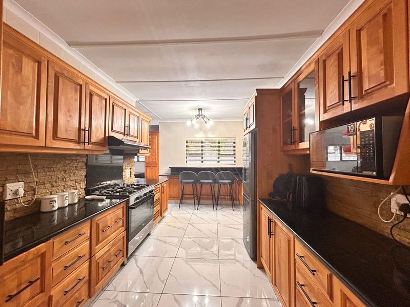 Beautiful 4 Bedroom Family Home with Modern Finishes in Sought After Meer en See - Photo 4