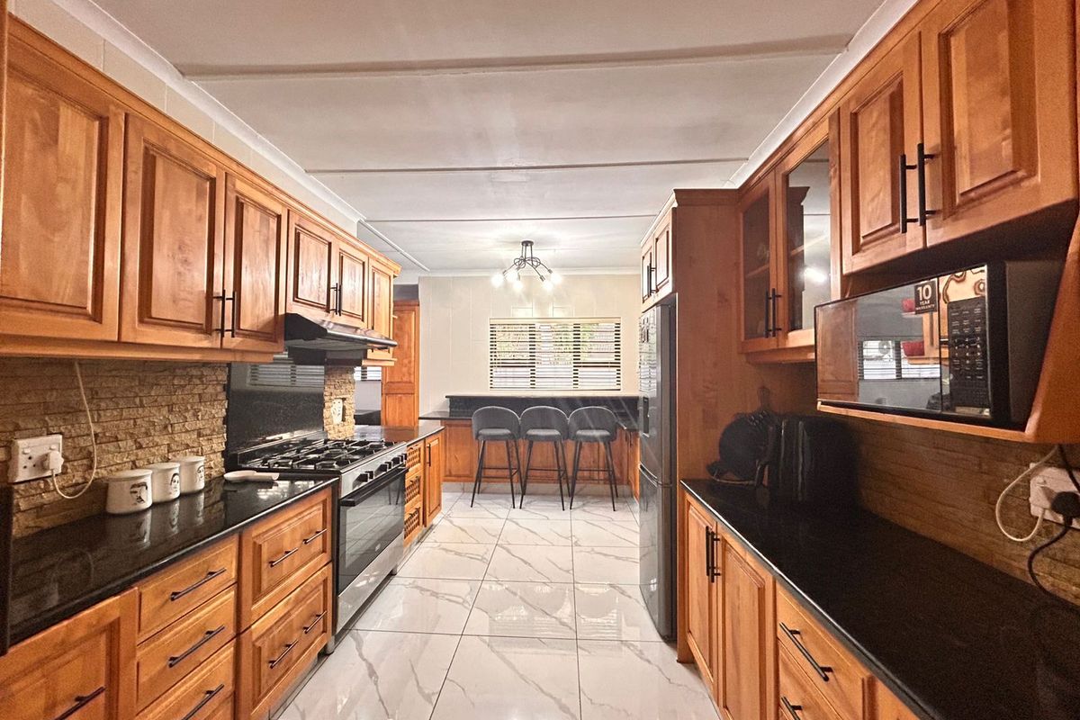 Beautiful 4 Bedroom Family Home with Modern Finishes in Sought After Meer en See - Photo 4