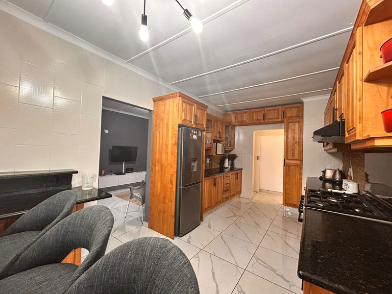 Beautiful 4 Bedroom Family Home with Modern Finishes in Sought After Meer en See - Photo 5