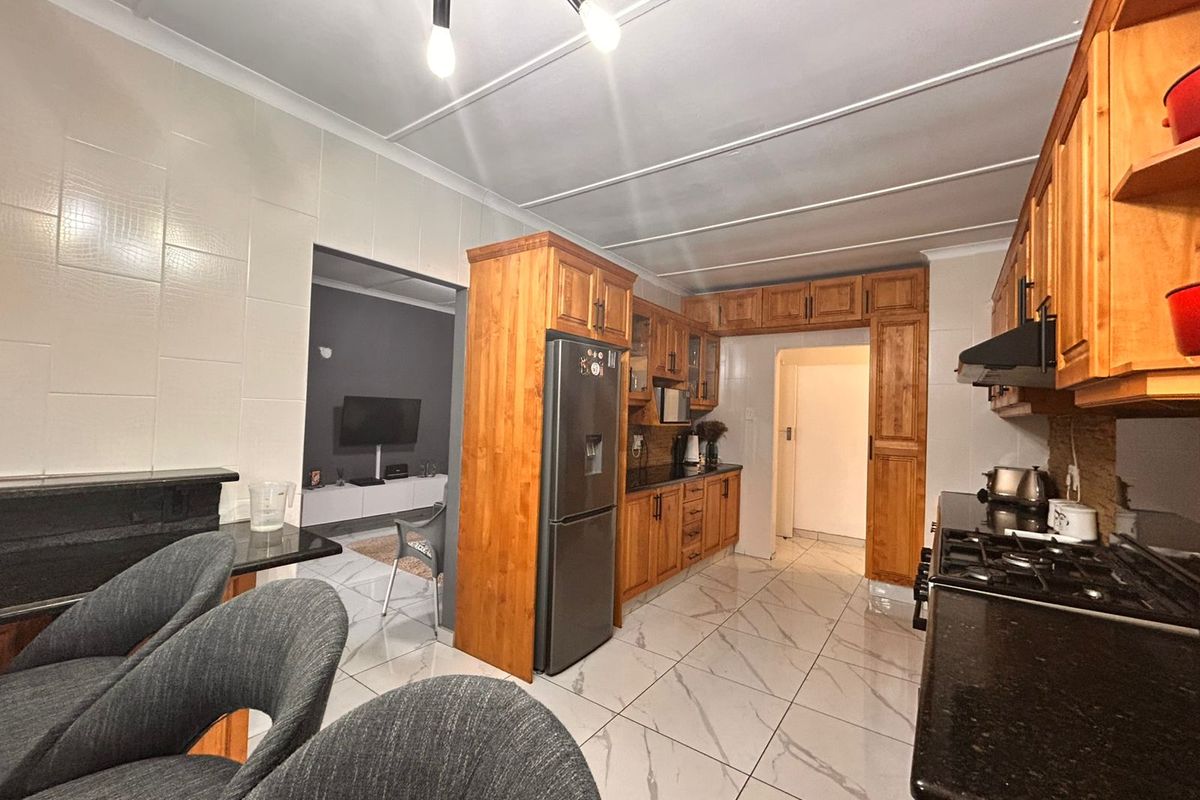 Beautiful 4 Bedroom Family Home with Modern Finishes in Sought After Meer en See - Photo 5