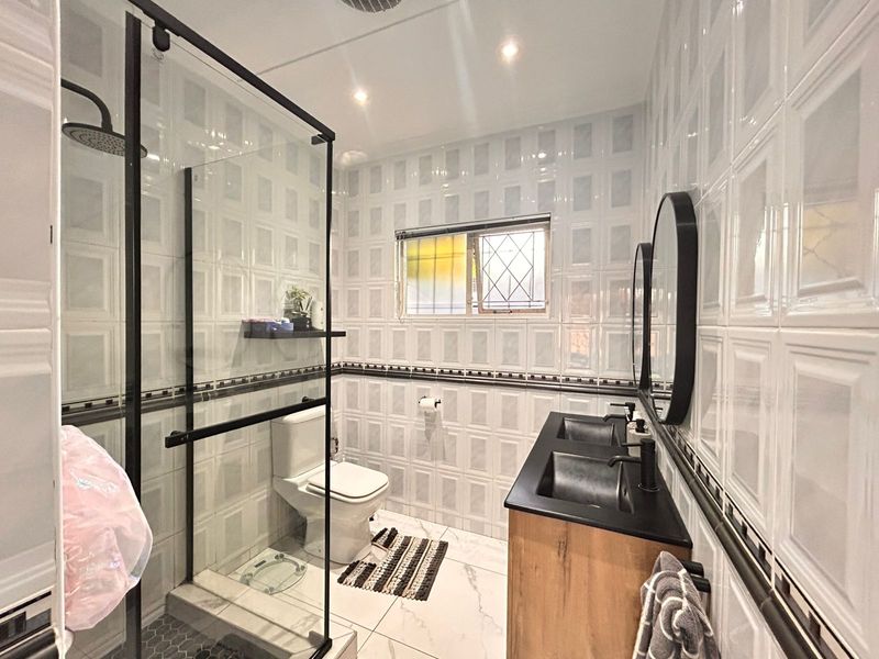 Beautiful 4 Bedroom Family Home with Modern Finishes in Sought After Meer en See - Photo 8