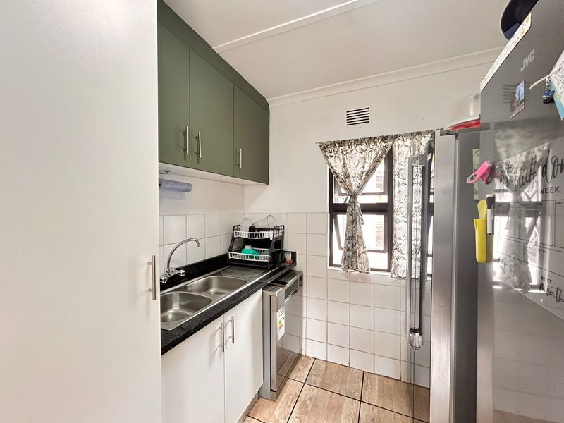 Beautiful Family Home with Entertainment Area and Pool in the Heart of Veld en Vlei - Photo 5