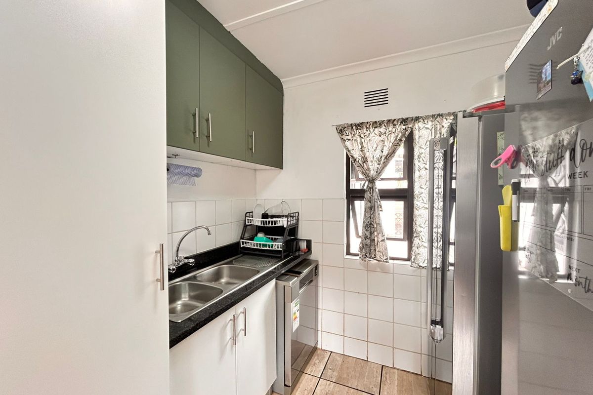 Beautiful Family Home with Entertainment Area and Pool in the Heart of Veld en Vlei - Photo 5