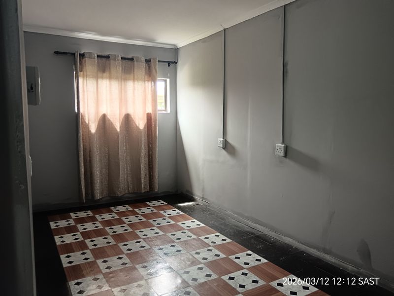 6 Bedroom, 2 Bathroom house to Rent in Birdswood - Photo 8