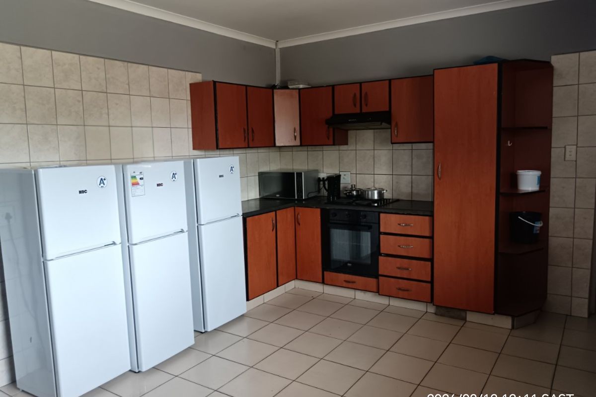 6 Bedroom, 2 Bathroom house to Rent in Birdswood - Photo 4