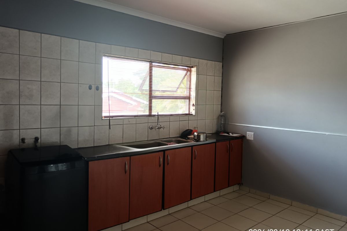 6 Bedroom, 2 Bathroom house to Rent in Birdswood - Photo 5