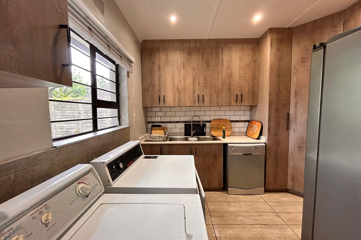 Welcome to this stunning and well-maintained 3-bedroom home - Photo 3