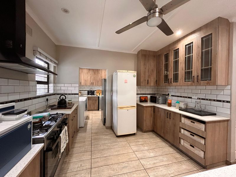 Welcome to this stunning and well-maintained 3-bedroom home - Photo 2