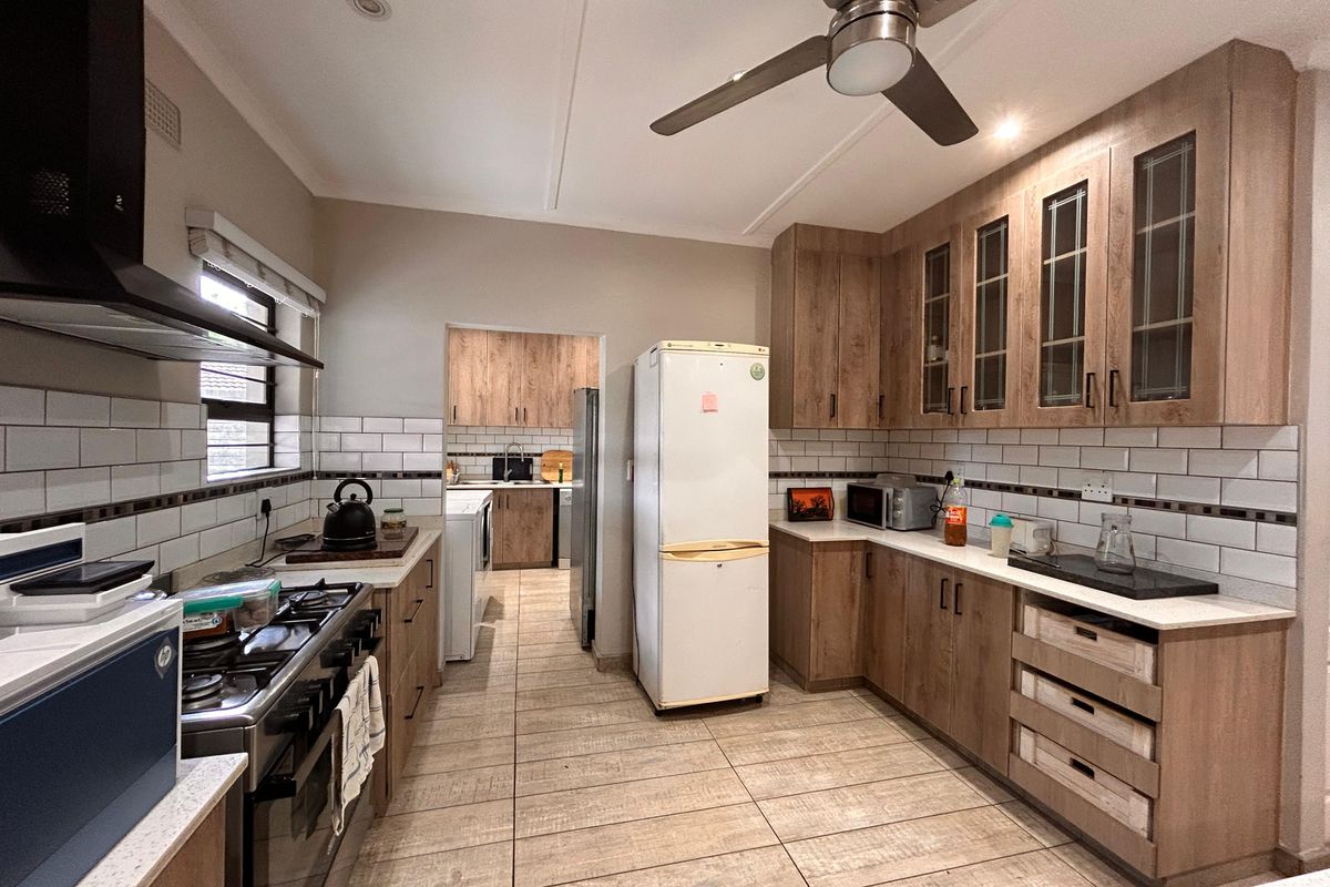 Welcome to this stunning and well-maintained 3-bedroom home - Photo 2