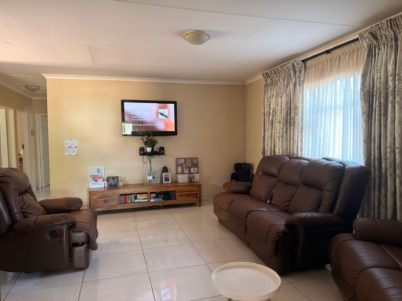 Stunning family home for sale in Akasia The Orchards, Pretoria North - Photo 2