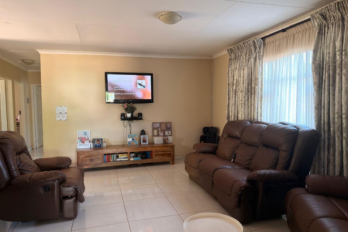 Stunning family home for sale in Akasia The Orchards, Pretoria North - Photo 2