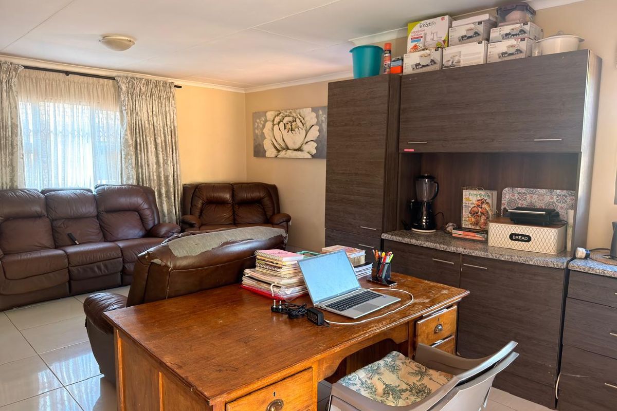 Stunning family home for sale in Akasia The Orchards, Pretoria North - Photo 3