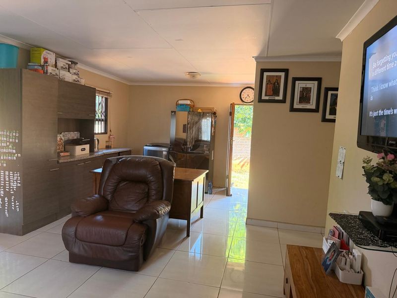 Stunning family home for sale in Akasia The Orchards, Pretoria North - Photo 5