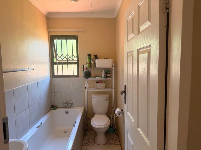 Stunning family home for sale in Akasia The Orchards, Pretoria North - Photo 10