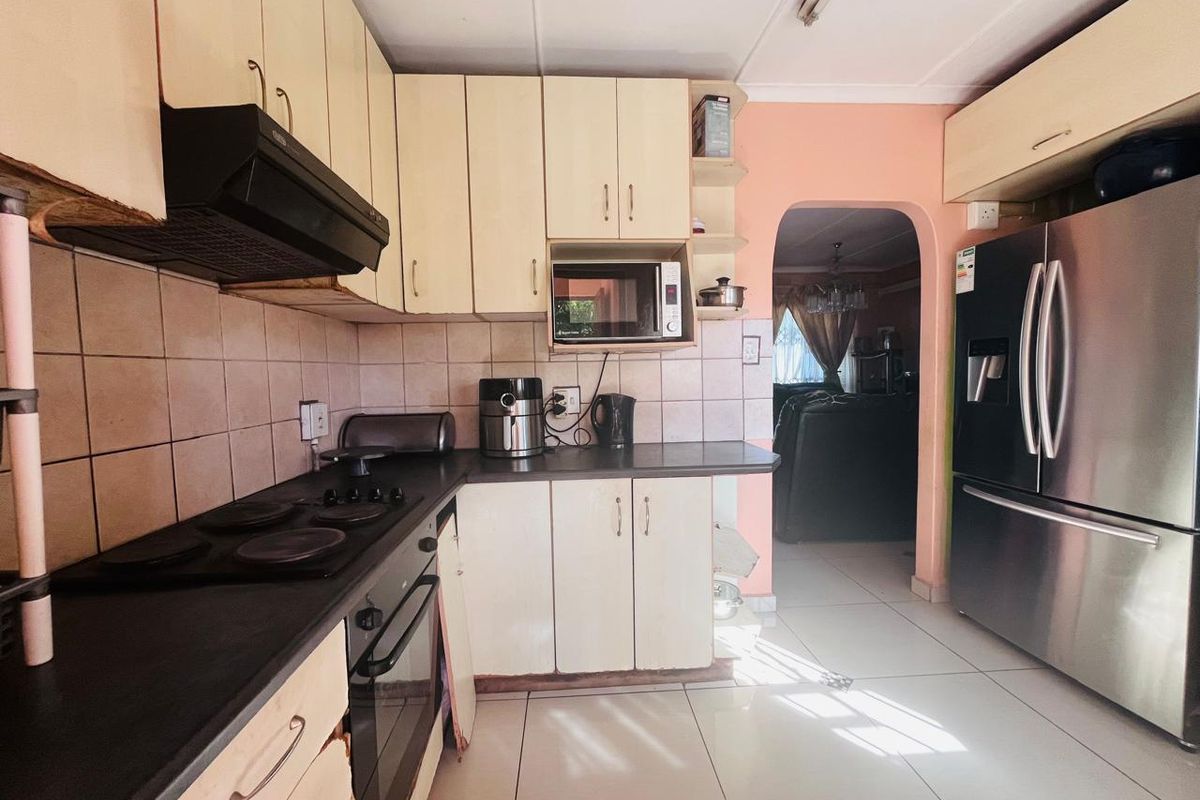 3 Bedroom House in Esikhawini - Photo 4