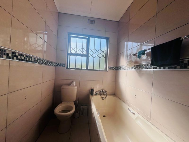 3 Bedroom House in Esikhawini - Photo 10