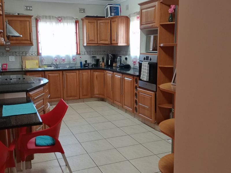 Welcome to the beautiful 3 bedroom complex - Photo 2