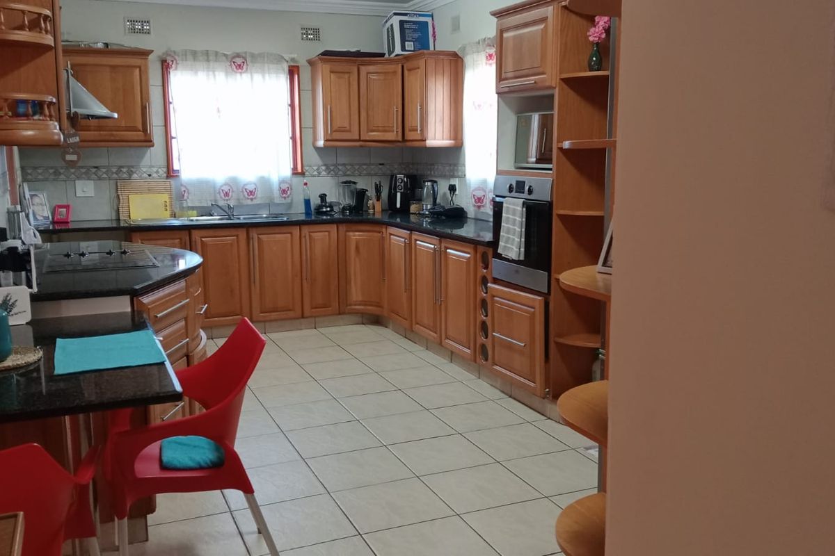 Welcome to the beautiful 3 bedroom complex - Photo 2