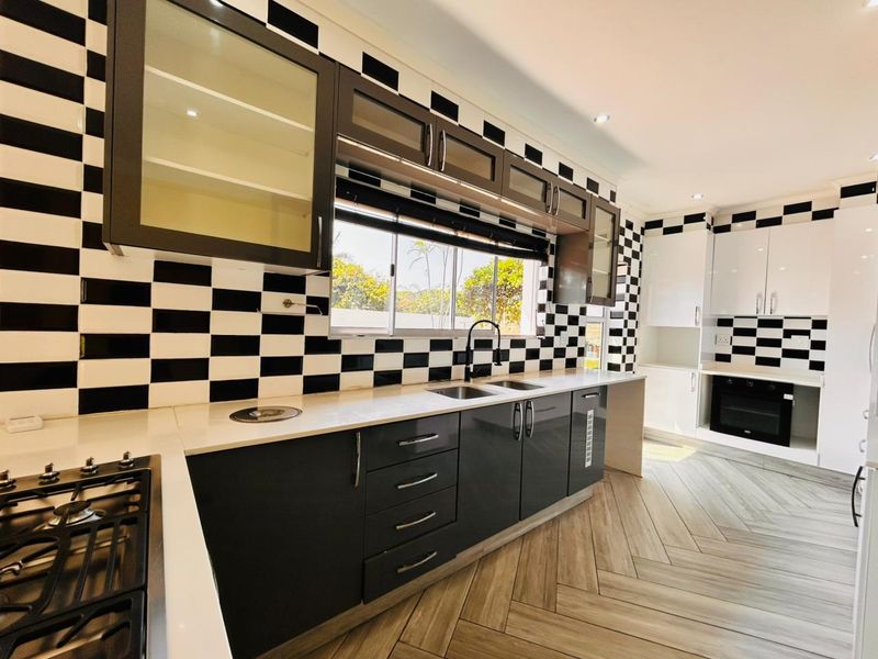 4  BEDROOM FOR SALE IN MEER EN SEE - Photo 2