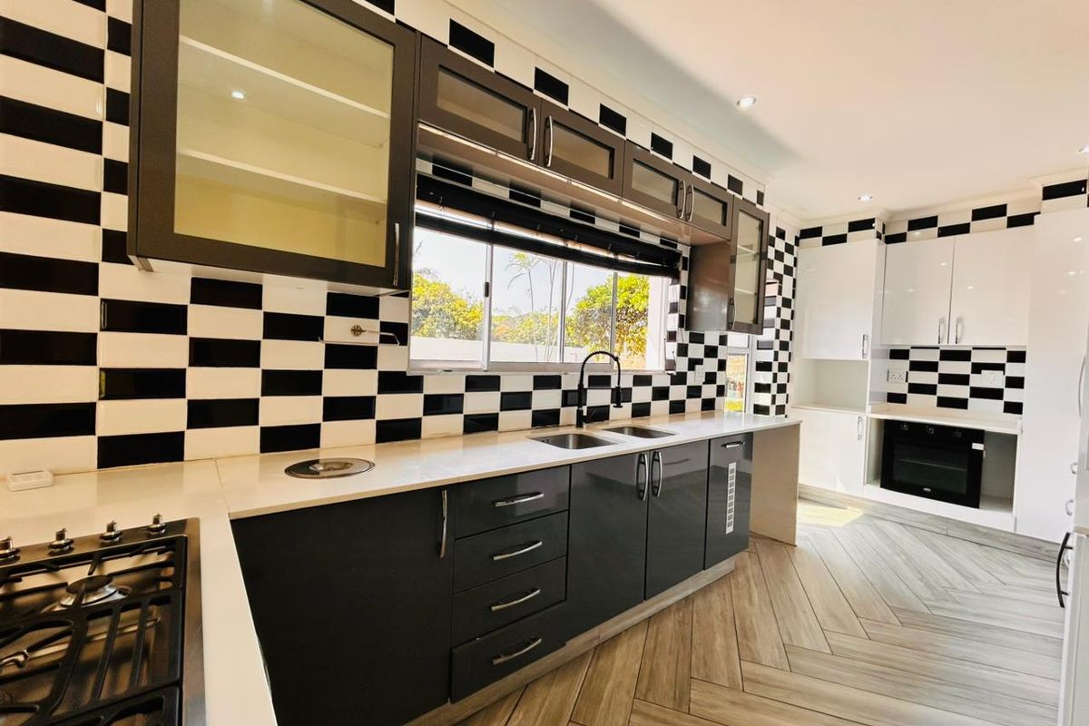 4  BEDROOM FOR SALE IN MEER EN SEE - Photo 2