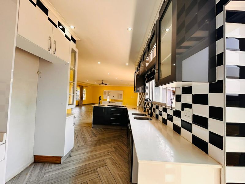 4  BEDROOM FOR SALE IN MEER EN SEE - Photo 4