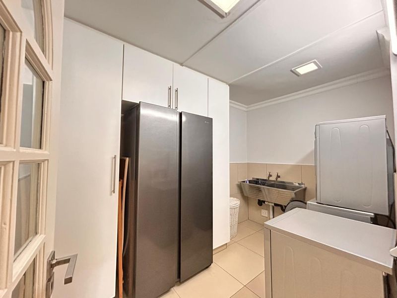 Modern 3 Storey Apartment in the Heart of Meer en See - Photo 3