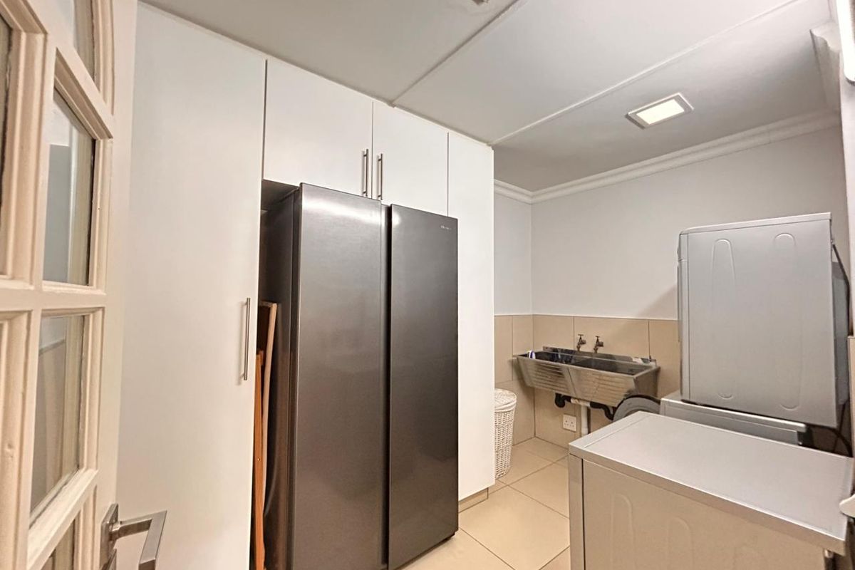 Modern 3 Storey Apartment in the Heart of Meer en See - Photo 3