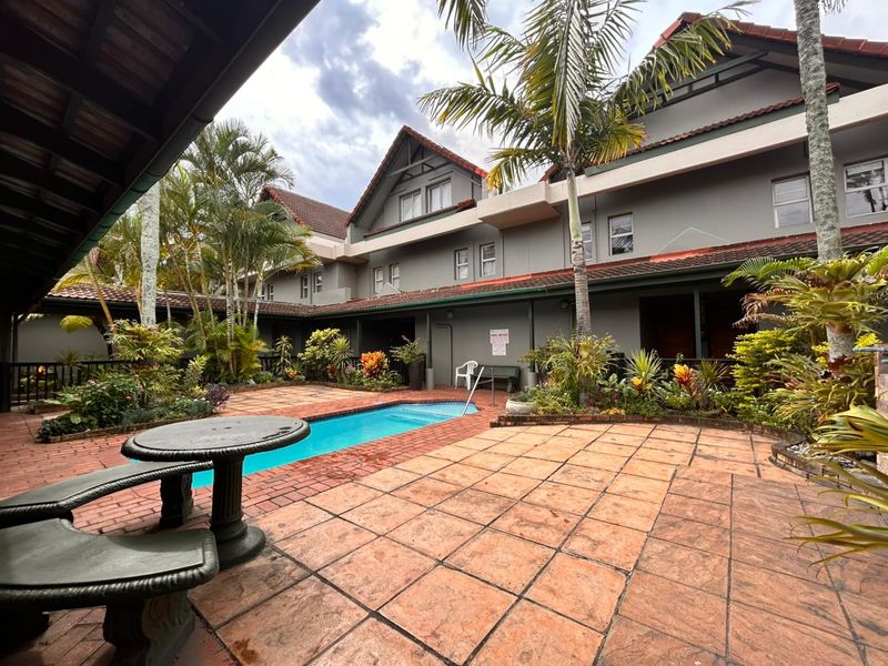 Modern 3 Storey Apartment in the Heart of Meer en See - Photo 2