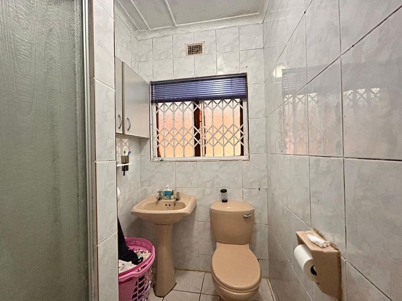 Spacious Family Home with Granny Flat  Perfect for Investment or Extended Family Living - Photo 10