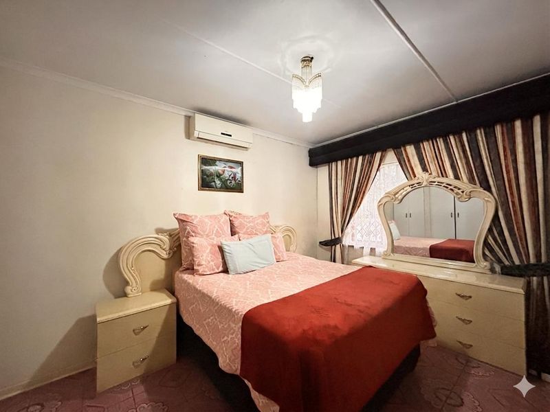 Spacious Family Home with Granny Flat  Perfect for Investment or Extended Family Living - Photo 9