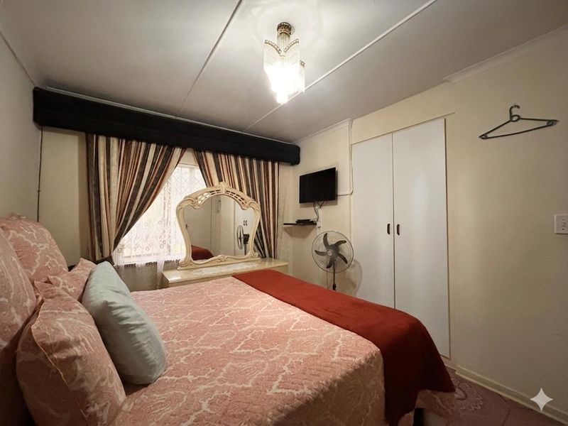 Spacious Family Home with Granny Flat  Perfect for Investment or Extended Family Living - Photo 8