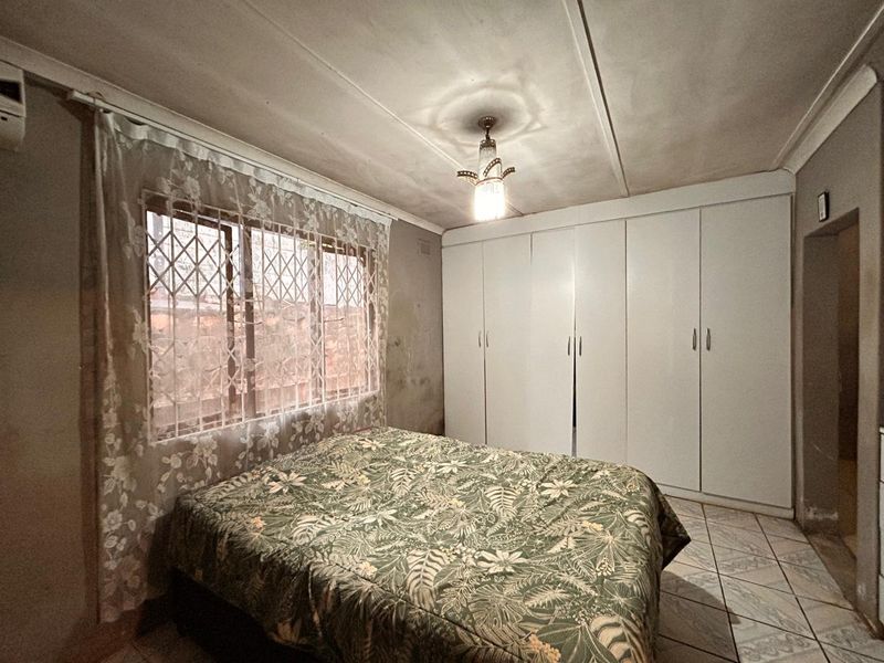 Spacious Family Home with Granny Flat  Perfect for Investment or Extended Family Living - Photo 7